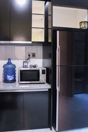 Full-sized fridge, microwave, stovetop, dishwasher