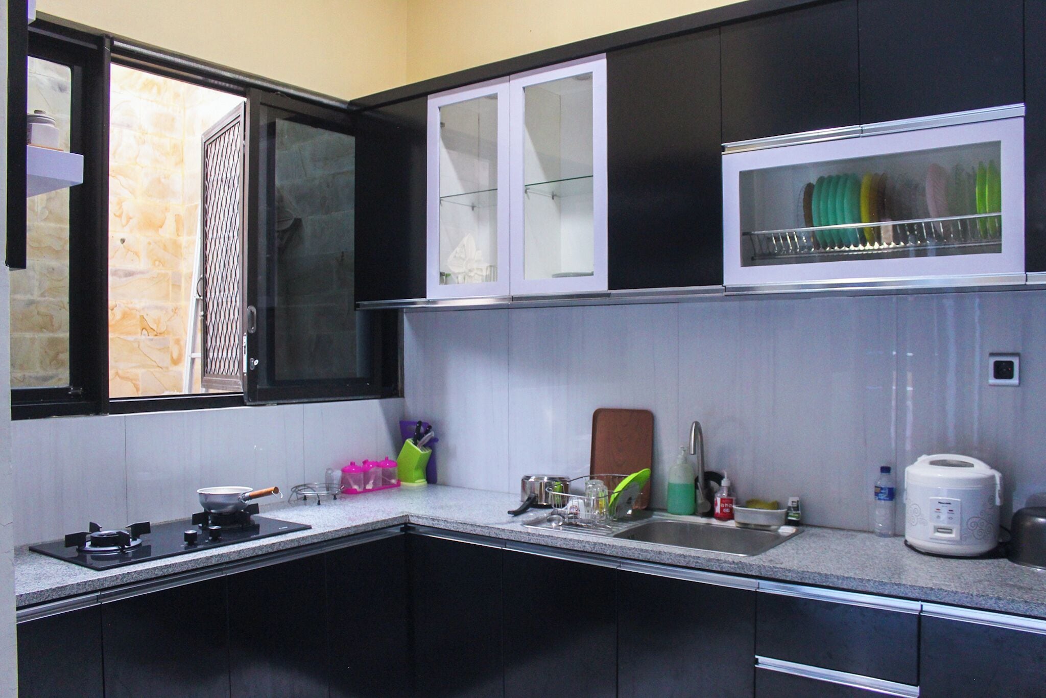 Full-sized fridge, microwave, stovetop, dishwasher