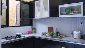 Una cocina con microondas, pileta y estufa.