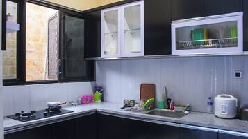 Full-sized fridge, microwave, stovetop, dishwasher