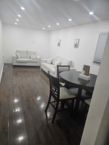 Cozy&Peaceful 3 bedroom house available   20 mins to  perrson airport