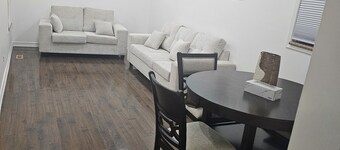 Cozy&Peaceful 3 bedroom house available   20 mins to  perrson airport