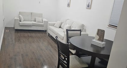 Cozy&Peaceful 3 bedroom house available 20 mins to perrson airport