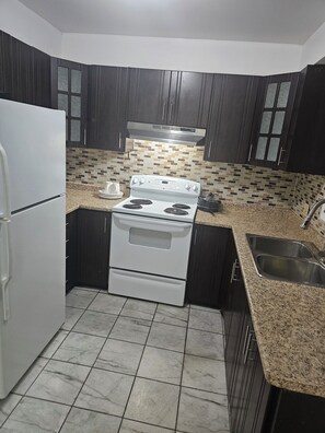 Four à micro-ondes, un four, surface de cuisson