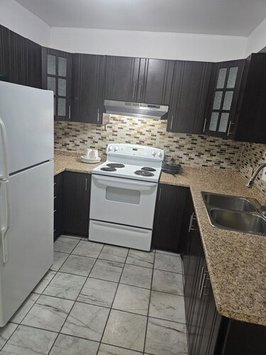 Cozy&Peaceful 3 bedroom house available   20 mins to  perrson airport