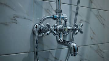 Habitación doble, vista a la colina | Baño | Regadera, amenidades de baño gratuitas, toallas, jabón