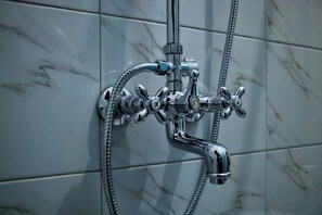 Habitació doble, vistes al turó | Bany | Dutxa, articles de tocador gratuïts, tovalloles i sabó