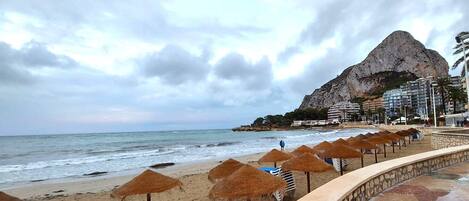 Beach nearby, sun-loungers, beach towels