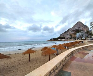 Playa en los alrededores, camastros y toallas de playa 