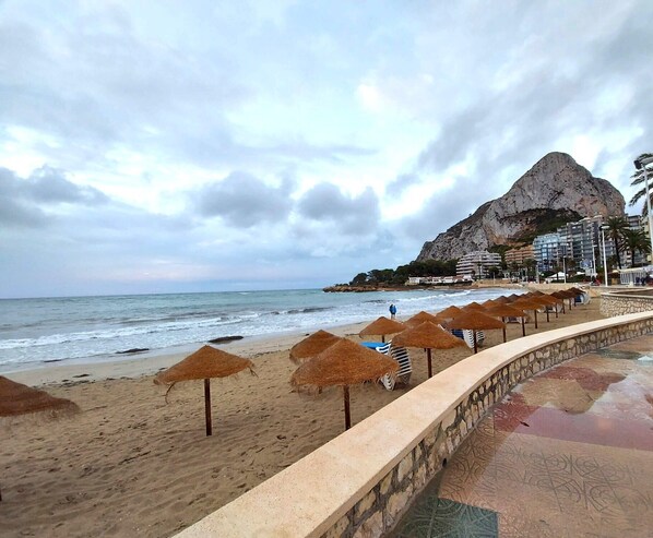 Beach nearby, sun-loungers, beach towels