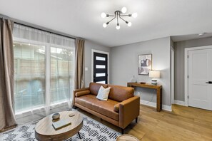 Smart TV - NEW Remodeled Heights Luxury / High End / King Bed / Walk to Trail / Nespresso (Houston)