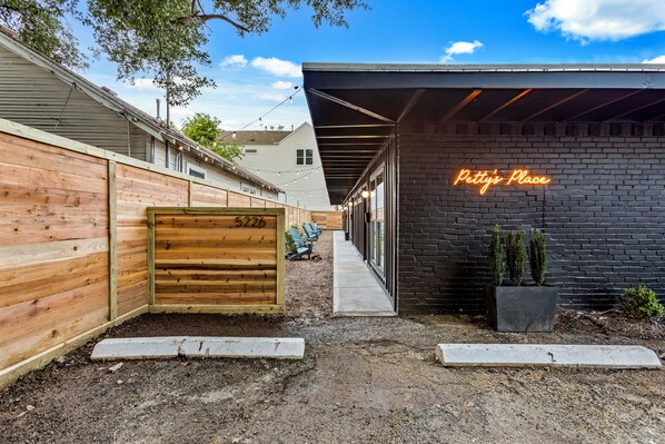 Exterior - NEW Remodeled Heights Luxury / High End / King Bed / Walk to Trail / Nespresso (Houston)