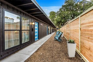 Terrace/patio - NEW Remodeled Heights Luxury / High End / King Bed / Walk to Trail / Nespresso (Houston)