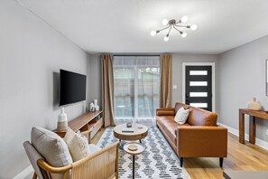 Smart TV - NEW Remodeled Heights Luxury / High End / King Bed / Walk to Trail / Nespresso (Houston)