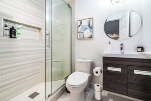 Douche, sèche-cheveux, serviettes fournies, savon
