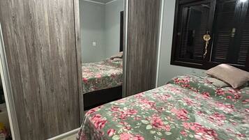 2 slaapkamers, een strijkplank/strijkijzer, internet, beddengoed