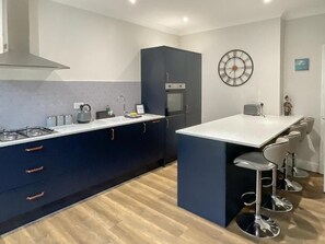 Micro-ondes, four, lave-vaisselle