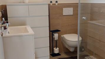 Haartrockner, Handtücher, Seife, Toilettenpapier