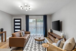 Smart TV - NEW Remodeled Heights Luxury / High End / King Bed / Walk to Trail / Nespresso (Houston)