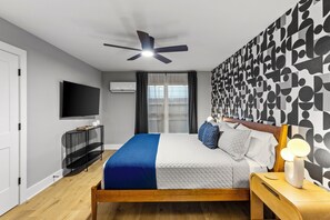 1 bedroom, desk, iron/ironing board, free WiFi - NEW Remodeled Heights Luxury / High End / King Bed / Walk to Trail / Nespresso (Houston)