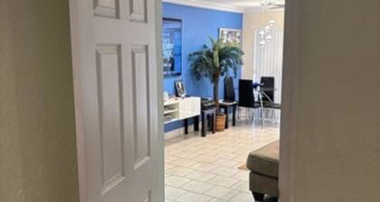 Charming 2-bedroom condo in Plantation with AC