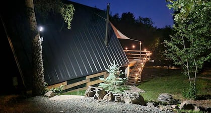 A frame cabin with AC and firepit in Baia Mare