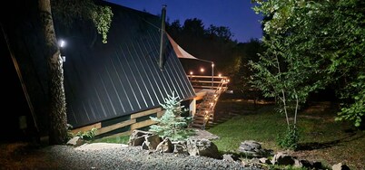 A frame cabin with AC and firepit in Baia Mare