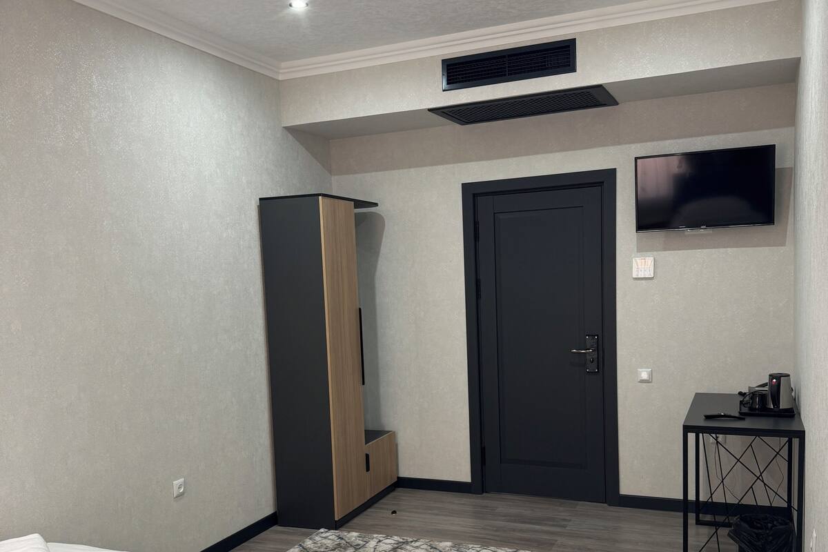 Espacio para trabajar con laptop y cortinas blackout