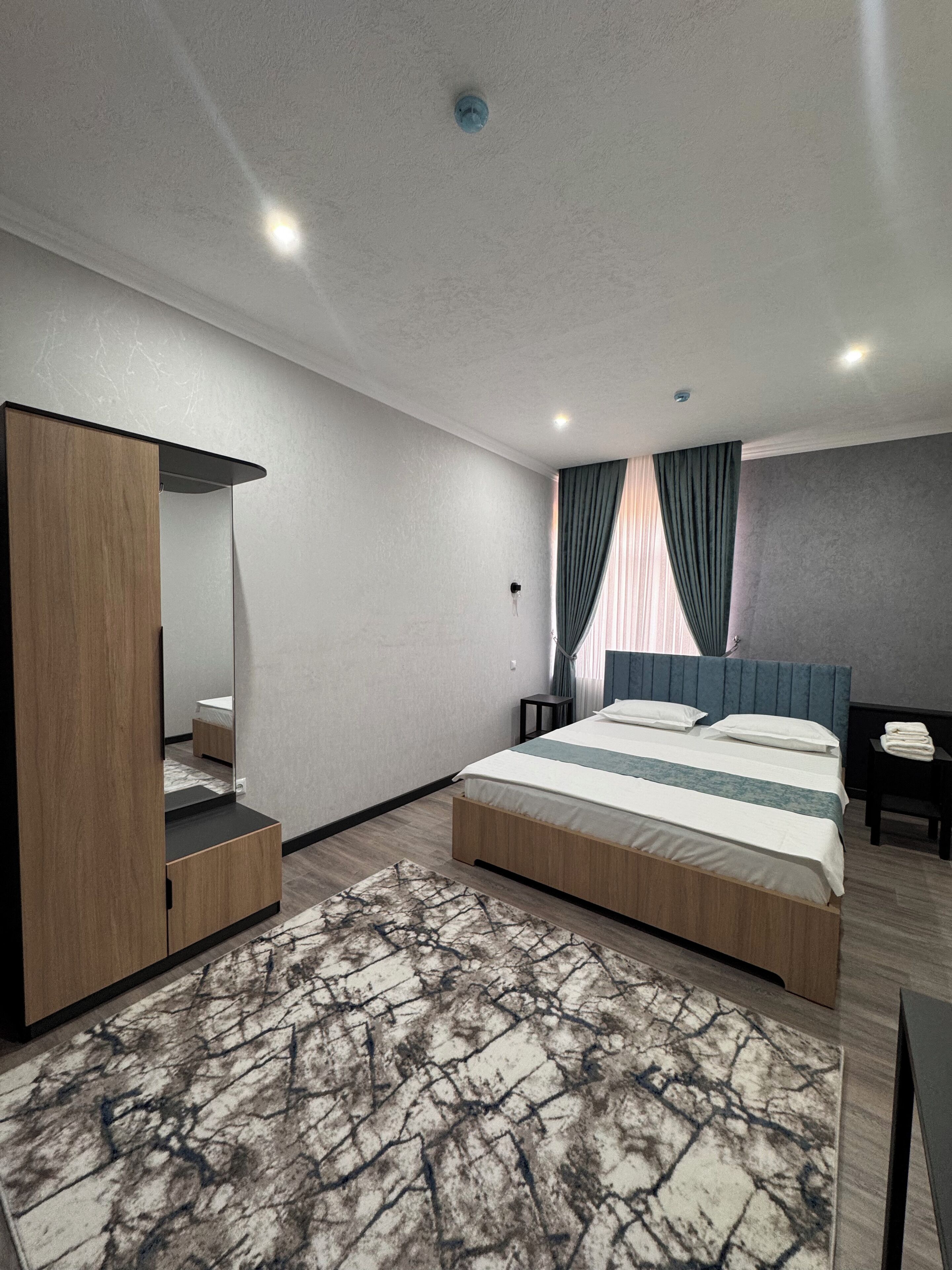 Espacio para trabajar con laptop y cortinas blackout 