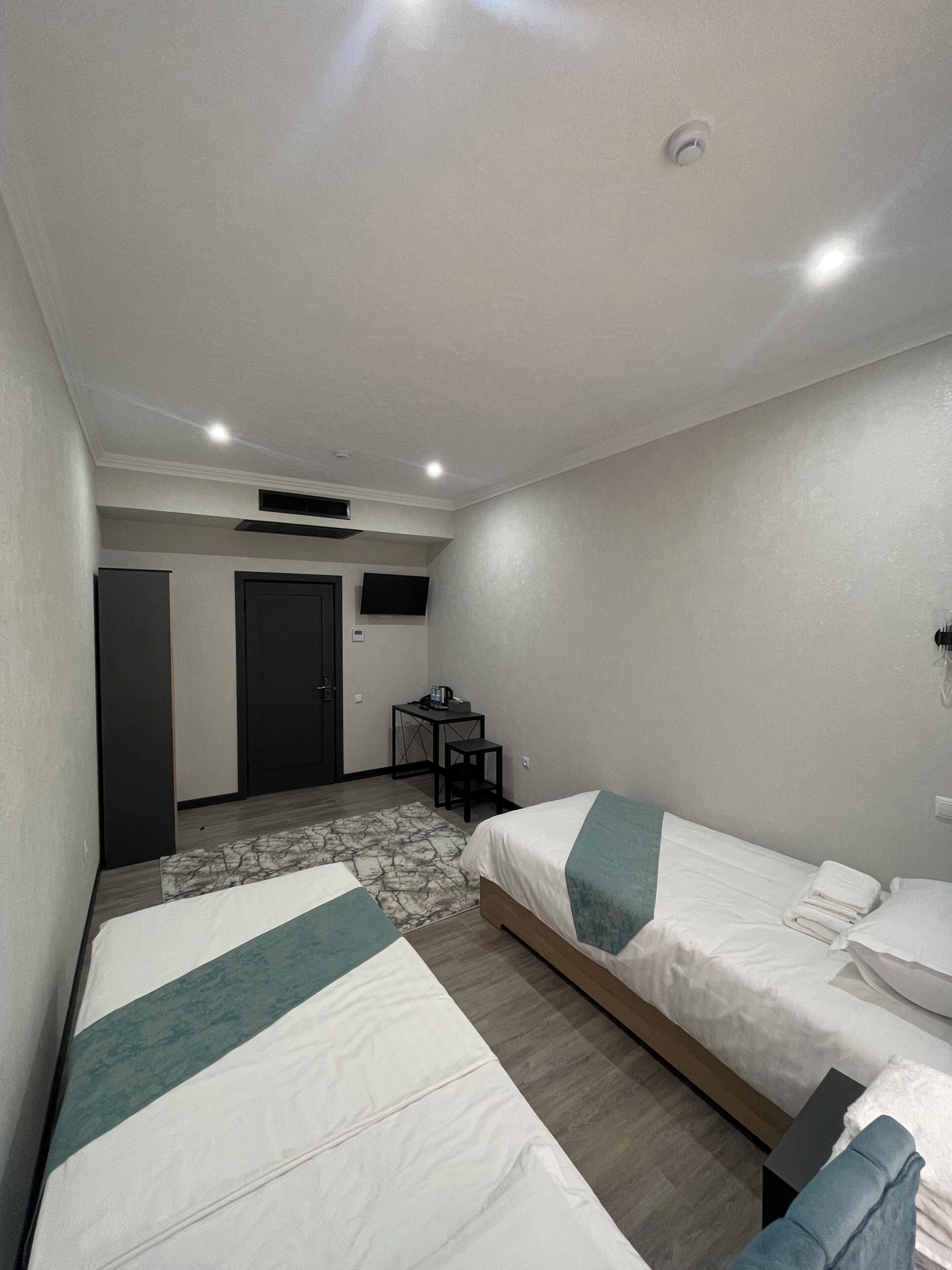 Espacio para trabajar con laptop y cortinas blackout 