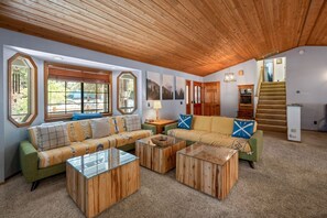 Télévision, cheminée, table de tennis de table