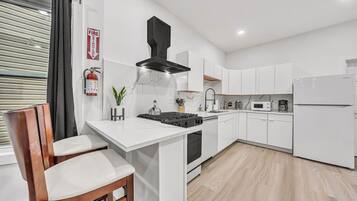 Een koelkast, een oven, een kookplaat, een vaatwasser