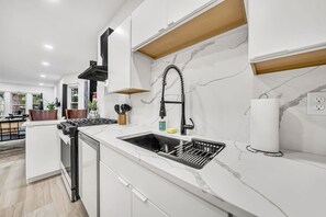 Fridge, microwave, oven, stovetop - Sleek & Modern Full House Dtwn (Buffalo)