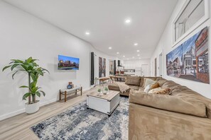 TV - Sleek & Modern Full House Dtwn (Buffalo)