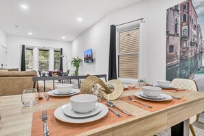 Dining - Sleek & Modern Full House Dtwn (Buffalo)