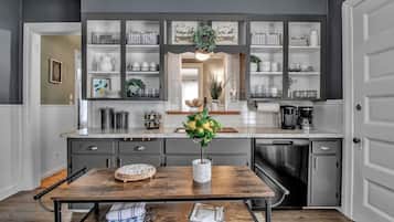 KylskÄp, mikrovÄgsugn, ugn och spishÀll