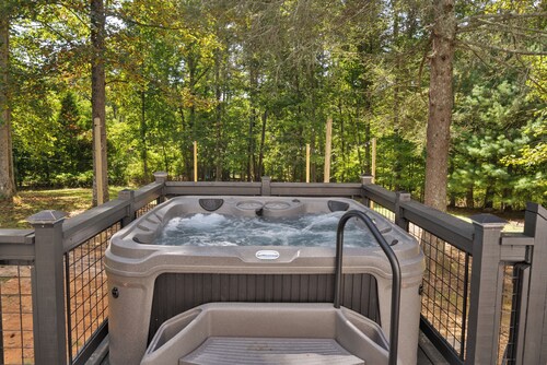 Grove Hill - Spacious Home w/Hot Tub, 4 BRs, 4BAs, near downtown Dahlonega!