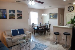 Smart TV, books, computer monitors - Modern 3BR by Park, Sleeps 8, 1Gig Wi-Fi, Garage Parking (Pflugerville)