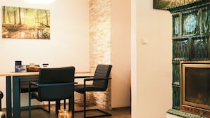 Una sala de estar con chimenea, comedor y una zona de estar acogedora.