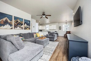 TV connectée, cheminée, livres