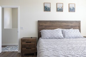 4 bedrooms, iron/ironing board, free WiFi, bed sheets