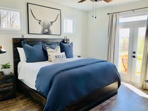 Deluxe Room, Balcony | Egyptian cotton sheets, premium bedding, down duvets - The Inn at Blackberry HIll (Dahlonega)