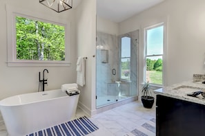 Luxury-Zimmer, 1 King-Bett, Kamin, Bergblick | Badezimmer | Dusche, Haartrockner, Bademäntel, Handtücher