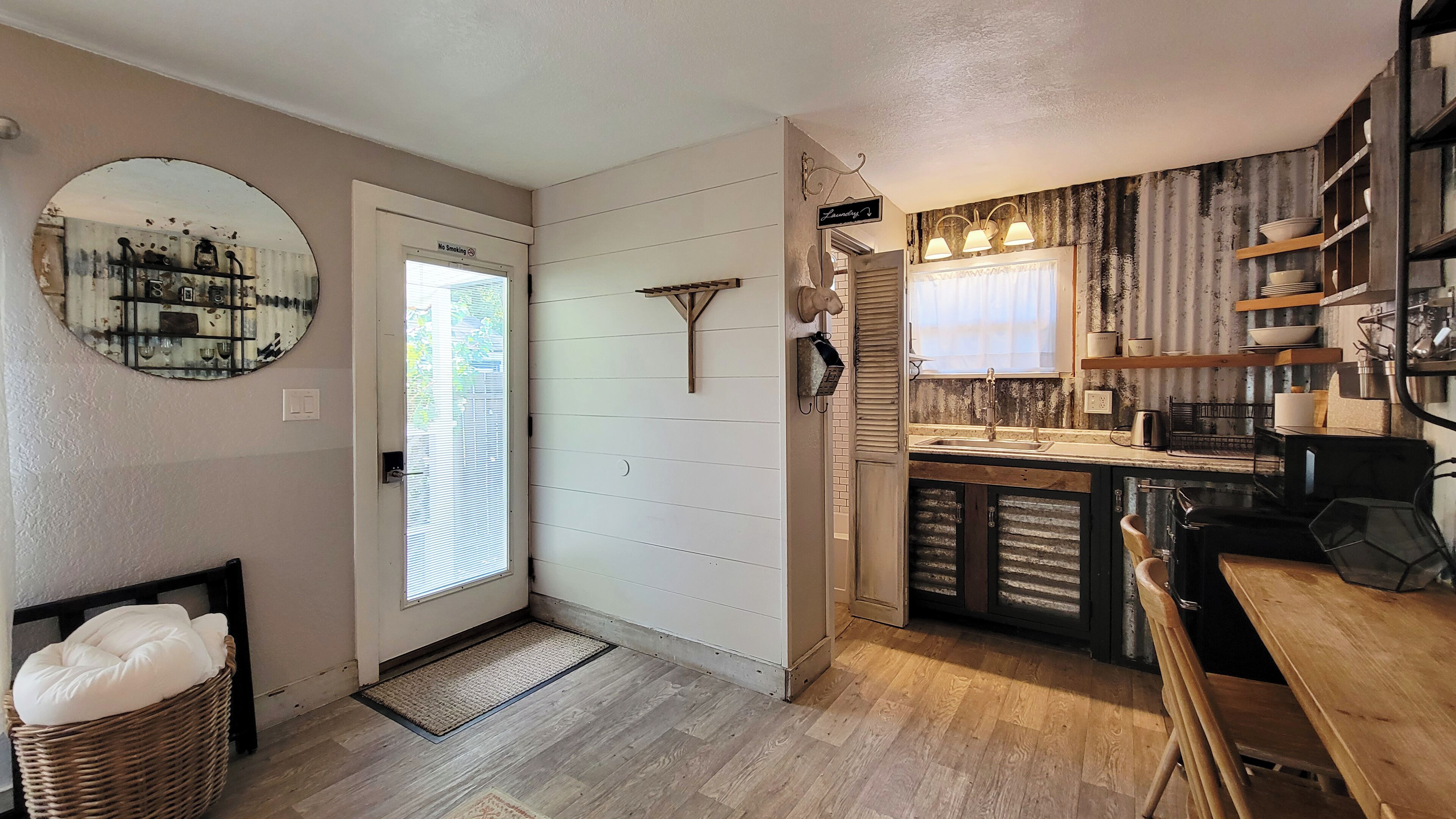 Studio, 1 Queen Bed, Kitchenette | Free WiFi