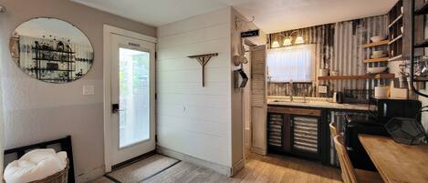 Studio, 1 Queen Bed, Kitchenette