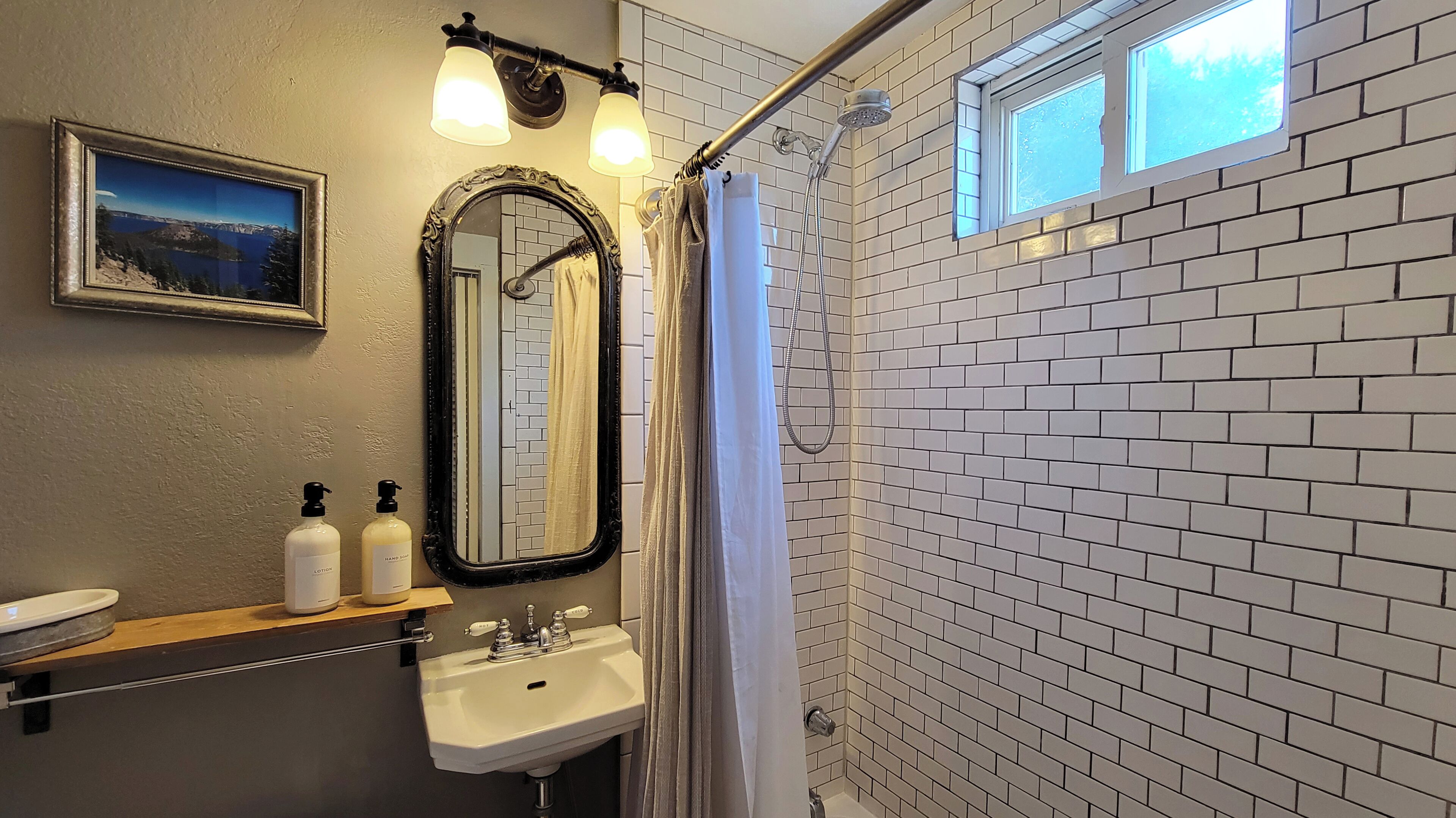 Studio, 1 Queen Bed, Kitchenette | Bathroom | Hair dryer, towels, soap, shampoo