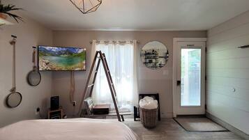 Studio, 1 Queen Bed, Kitchenette | Free WiFi