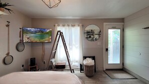 Studio, 1 Queen Bed, Kitchenette | Free WiFi