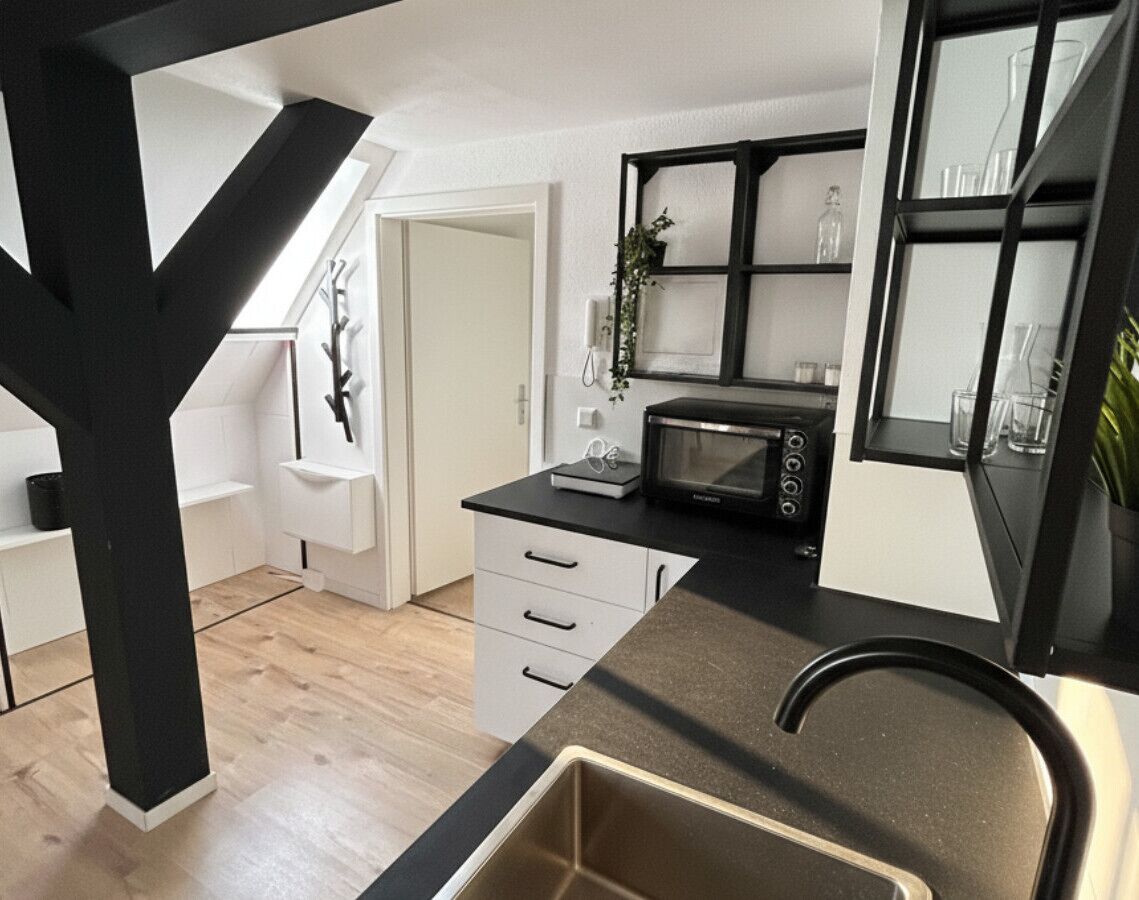 Cafetera o tetera, utensilios de cocina y mesa de comedor