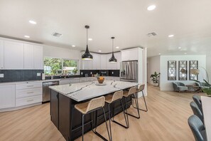 Microondas, horno, placa de cocina y lavavajillas